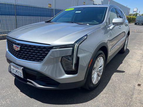 Used 2024 Cadillac XT4 Luxury w/ Cold Weather Package FWD image 9