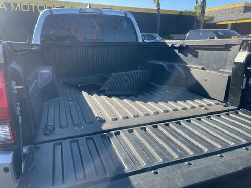 Used 2018 Toyota Tacoma TRD Off-Road w/ Technology Package image 20