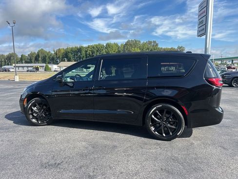 Used 2024 Chrysler Pacifica Touring-L w/ Uconnect Theater Family Group image 8