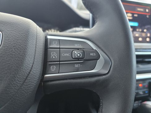 Used 2023 Jeep Compass Limited image 15