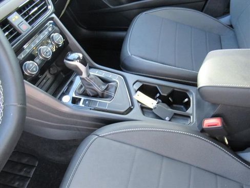 Used 2024 Volkswagen Taos SE FWD image 16