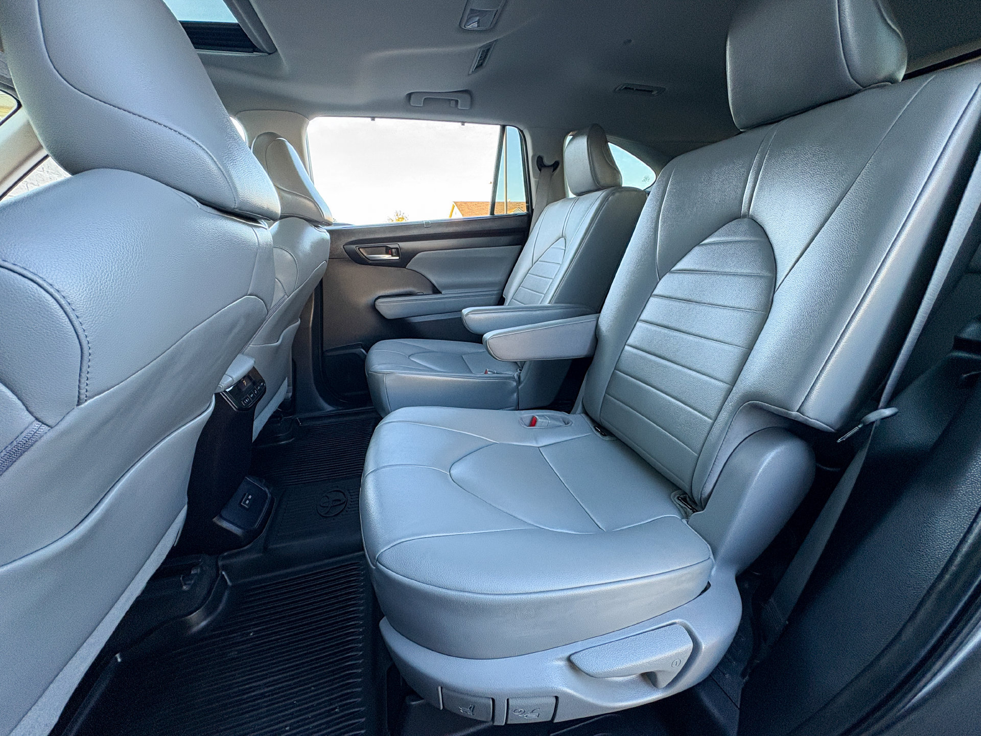 Used 2023 Toyota Highlander XLE FWD image 19