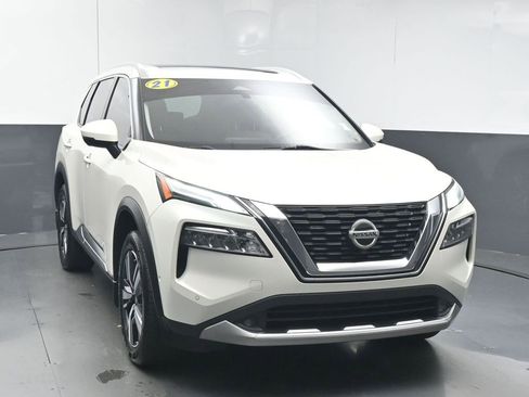 Used 2021 Nissan Rogue Platinum image 2