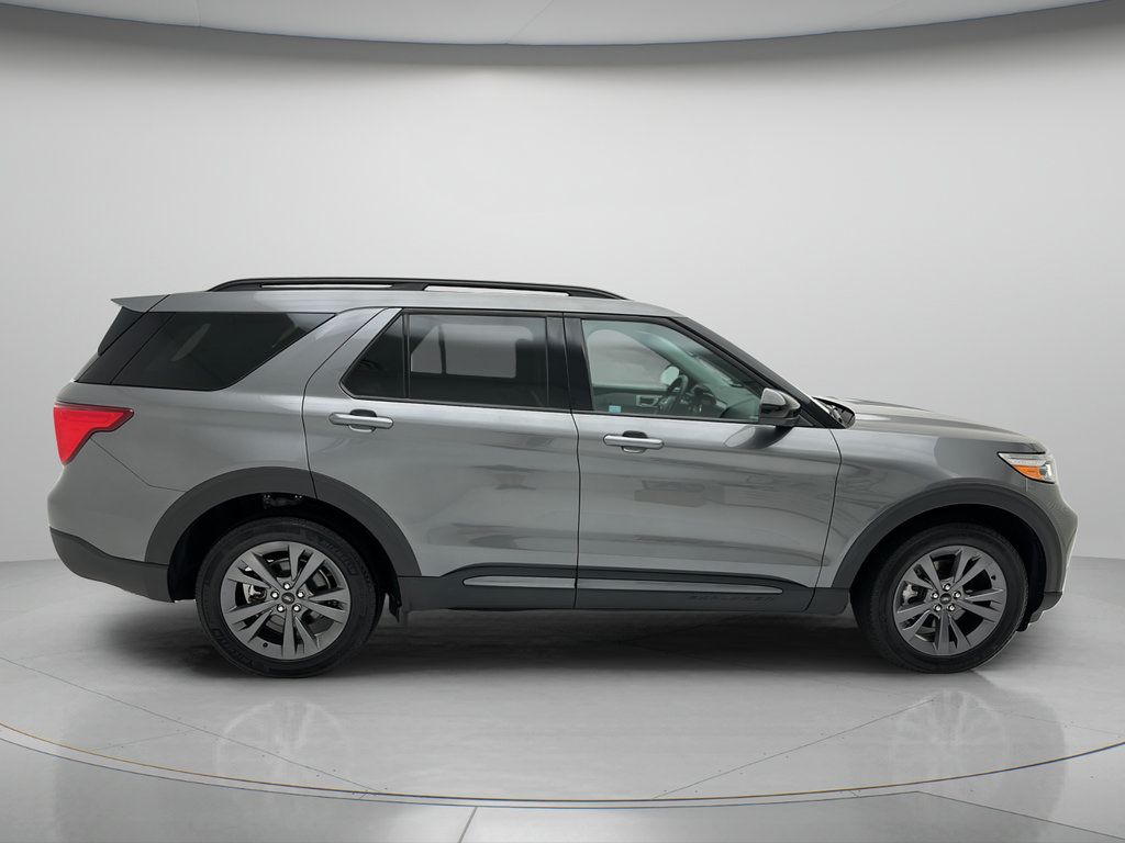 Used 2024 Ford Explorer XLT w/ Equipment Group 202A AWD/4WD image 6