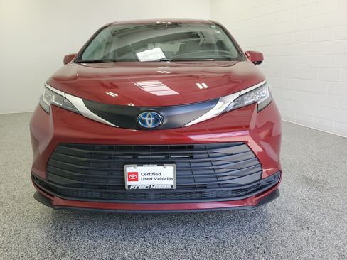 Certified 2023 Toyota Sienna LE FWD image 3