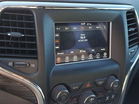 Used 2019 Jeep Grand Cherokee Laredo w/ Security & Convenience Group image 15