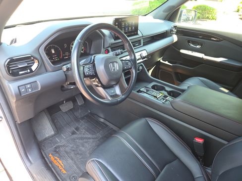 Used 2025 Honda Pilot TrailSport image 15