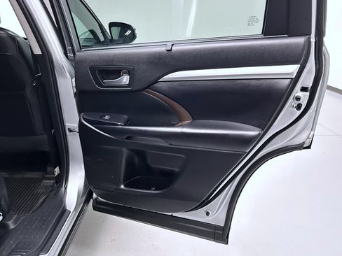 Used 2019 Toyota Highlander XLE AWD/4WD image 17