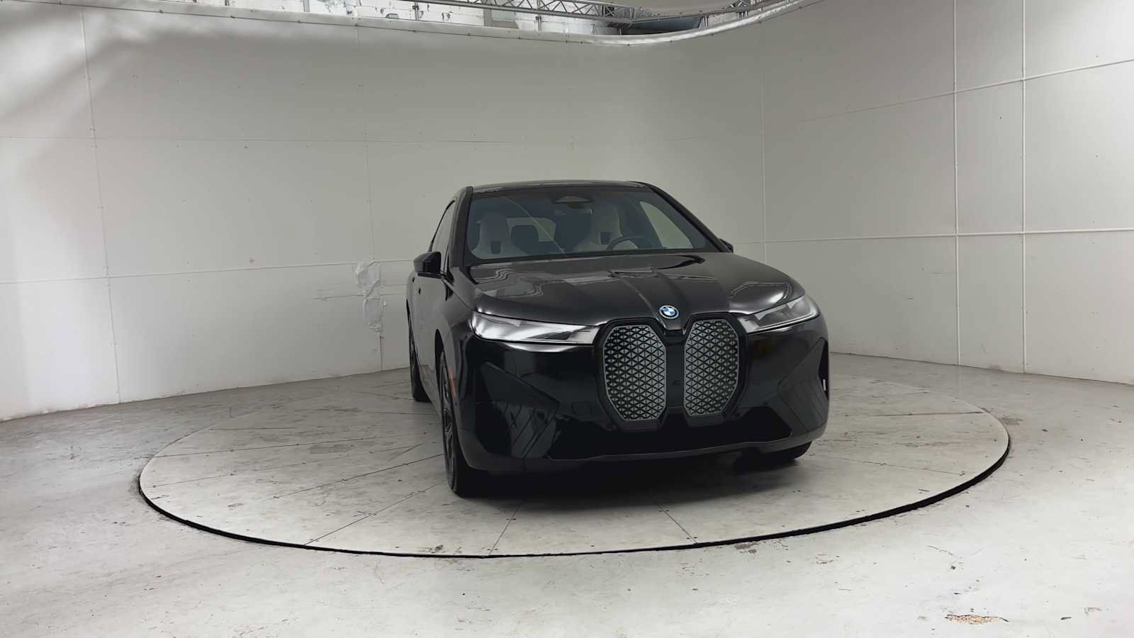 Used 2024 BMW iX xDrive50 w/ Sport Package AWD/4WD image 5
