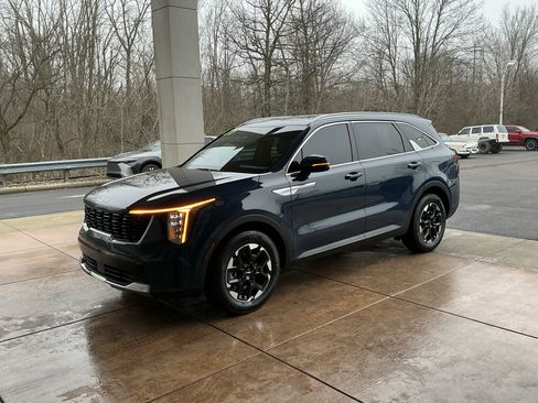 Used 2025 Kia Sorento S image 3