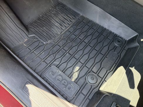 Used 2024 Jeep Grand Cherokee Altitude RWD image 10