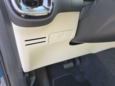 Used 2025 Volvo XC40 B5 Plus w/ Protection Package Premier image 23