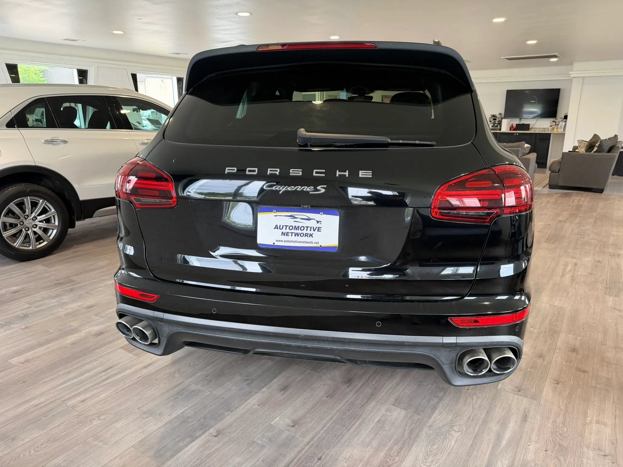 Used 2017 Porsche Cayenne S AWD/4WD image 3