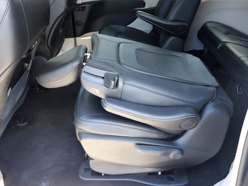Used 2024 Chrysler Pacifica Limited FWD image 29