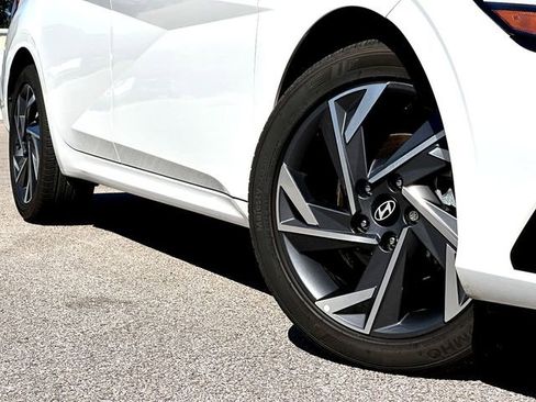 Used 2024 Hyundai Elantra SEL w/ Convenience Package image 2