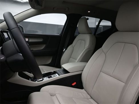 Used 2023 Volvo XC40 B5 Plus w/ Climate Package image 9