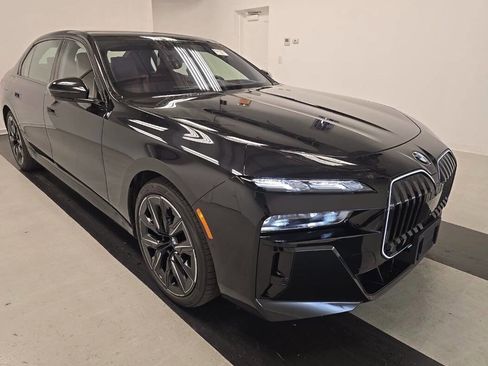 Used 2025 BMW 760i xDrive w/ Executive Package AWD/4WD image 2