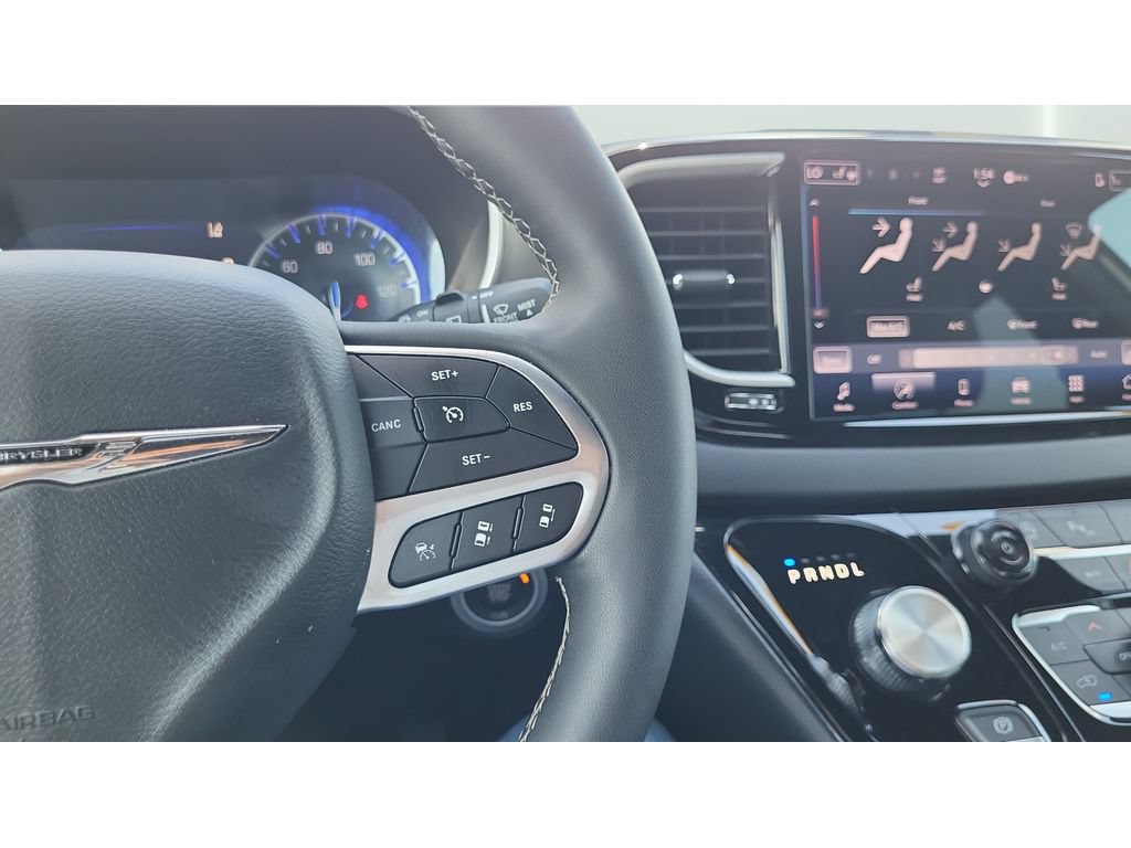 Used 2025 Chrysler Pacifica Select FWD image 12