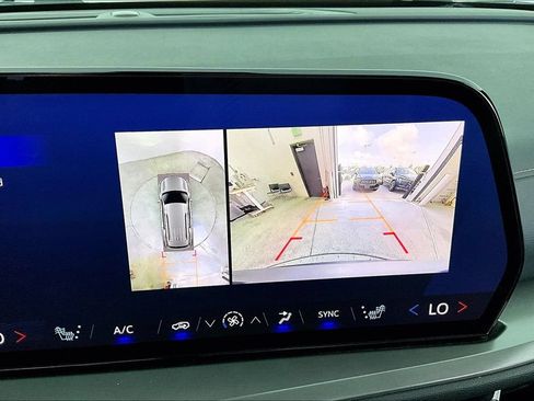 Used 2024 Chevrolet Traverse LT FWD image 27
