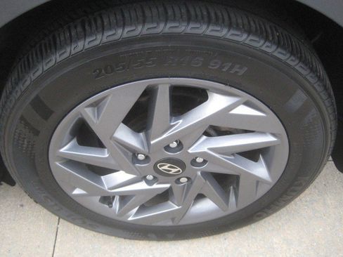 Used 2024 Hyundai Elantra SEL FWD image 11