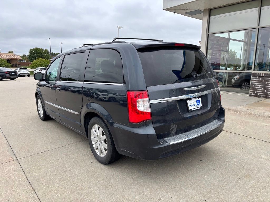 Used 2013 Chrysler Town & Country Touring FWD image 7