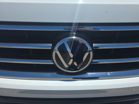Used 2022 Volkswagen Tiguan SE w/ Panoramic Sunroof Package FWD image 23