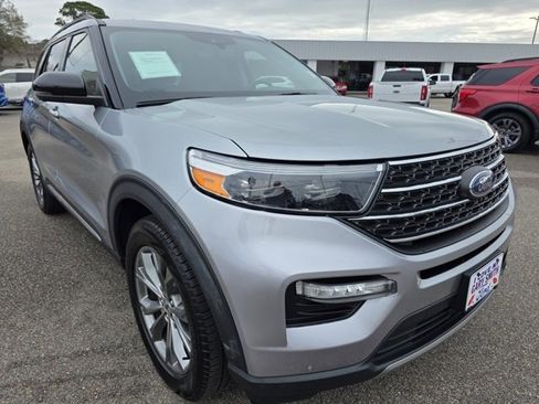 Used 2022 Ford Explorer XLT w/ Equipment Group 202A image 2