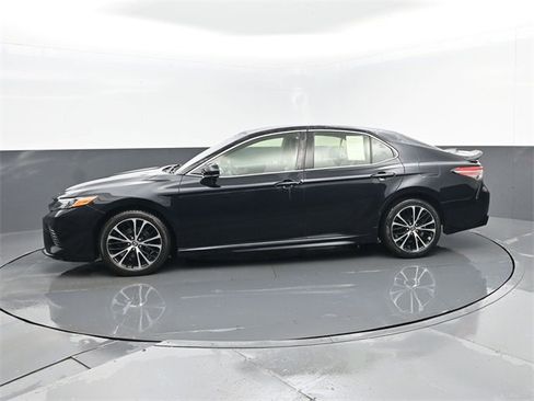 Used 2018 Toyota Camry SE image 5
