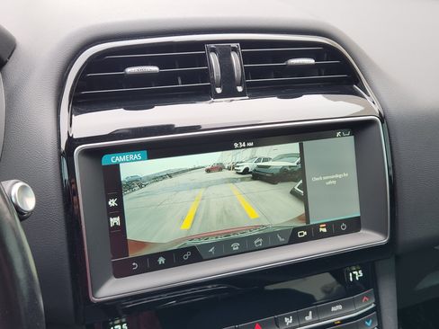 Used 2020 Jaguar F-PACE Premium image 17