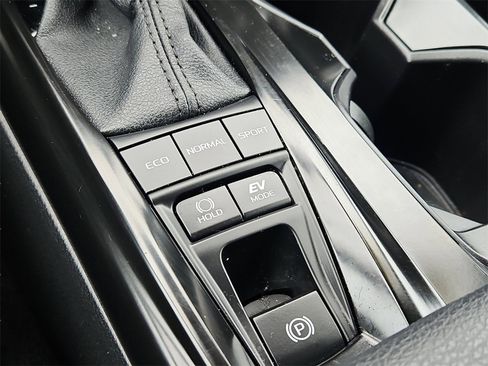 Used 2025 Toyota Camry SE w/ Convenience Package image 17