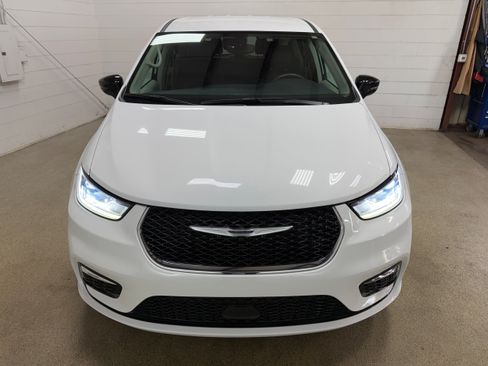 Used 2024 Chrysler Pacifica Touring-L FWD image 25