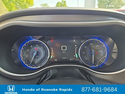 Used 2023 Chrysler Pacifica Touring-L FWD image 11