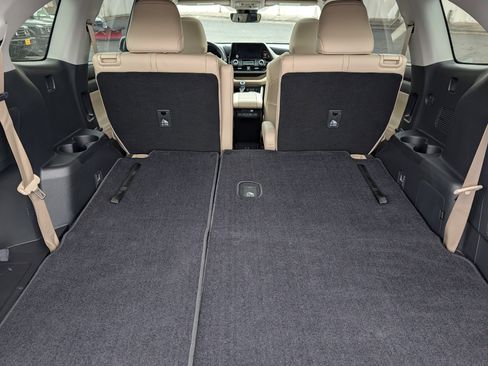 Used 2023 Toyota Highlander XLE AWD/4WD image 18