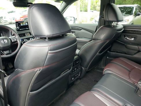 Used 2025 Honda Pilot Black Edition image 12