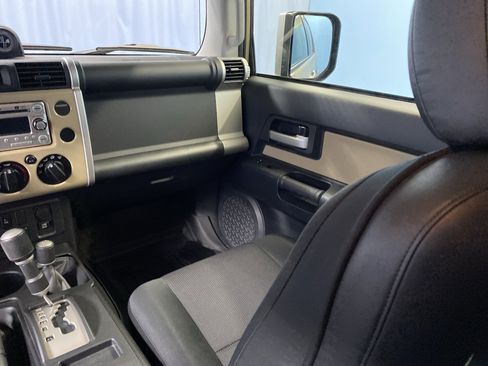 Used 2013 Toyota FJ Cruiser 4WD image 26