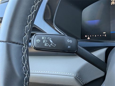 Certified 2024 Volkswagen Taos SE image 31