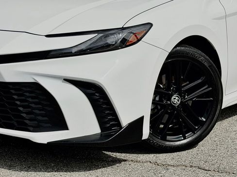 Used 2025 Toyota Camry SE w/ Convenience Package image 4