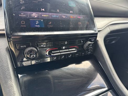 Used 2023 Jeep Grand Cherokee L Limited w/ Black Appearance Package AWD/4WD image 22