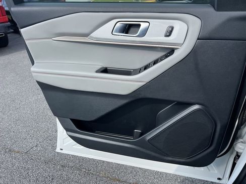 Used 2025 Ford Explorer Active w/ Active Comfort Package image 16