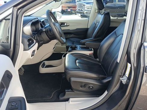 Used 2023 Chrysler Pacifica Touring-L image 29