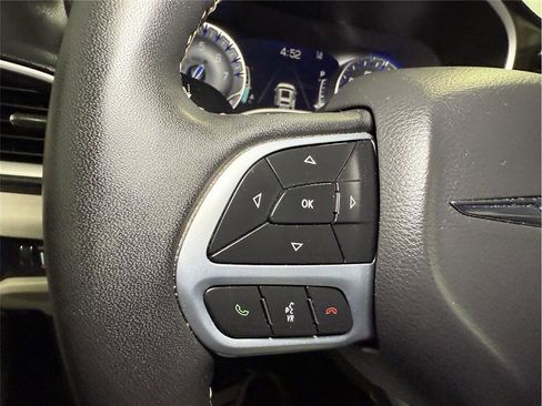Used 2023 Chrysler Pacifica Touring-L image 33