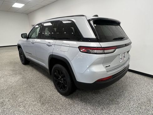 Used 2024 Jeep Grand Cherokee Altitude image 18