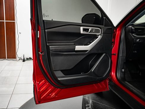 Used 2021 Ford Explorer XLT image 28