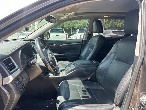 Used 2019 Toyota Highlander Limited Platinum FWD image 11