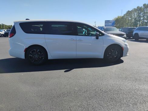 New 2026 Chrysler Pacifica Select image 4