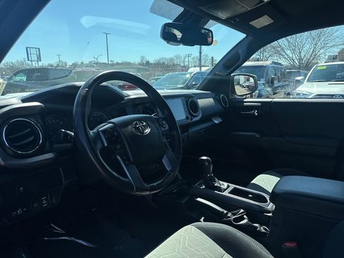Used 2021 Toyota Tacoma TRD Sport AWD/4WD image 15