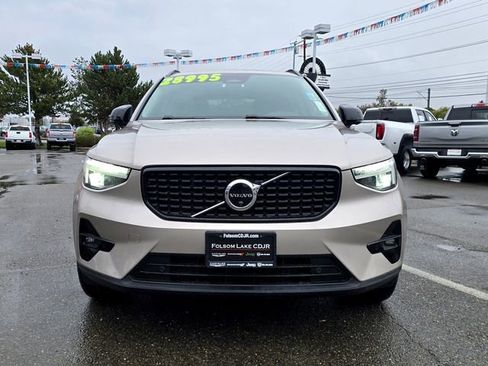 Used 2023 Volvo XC40 B4 Ultimate image 2