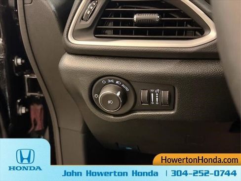 Used 2025 Chrysler Pacifica Select FWD image 28