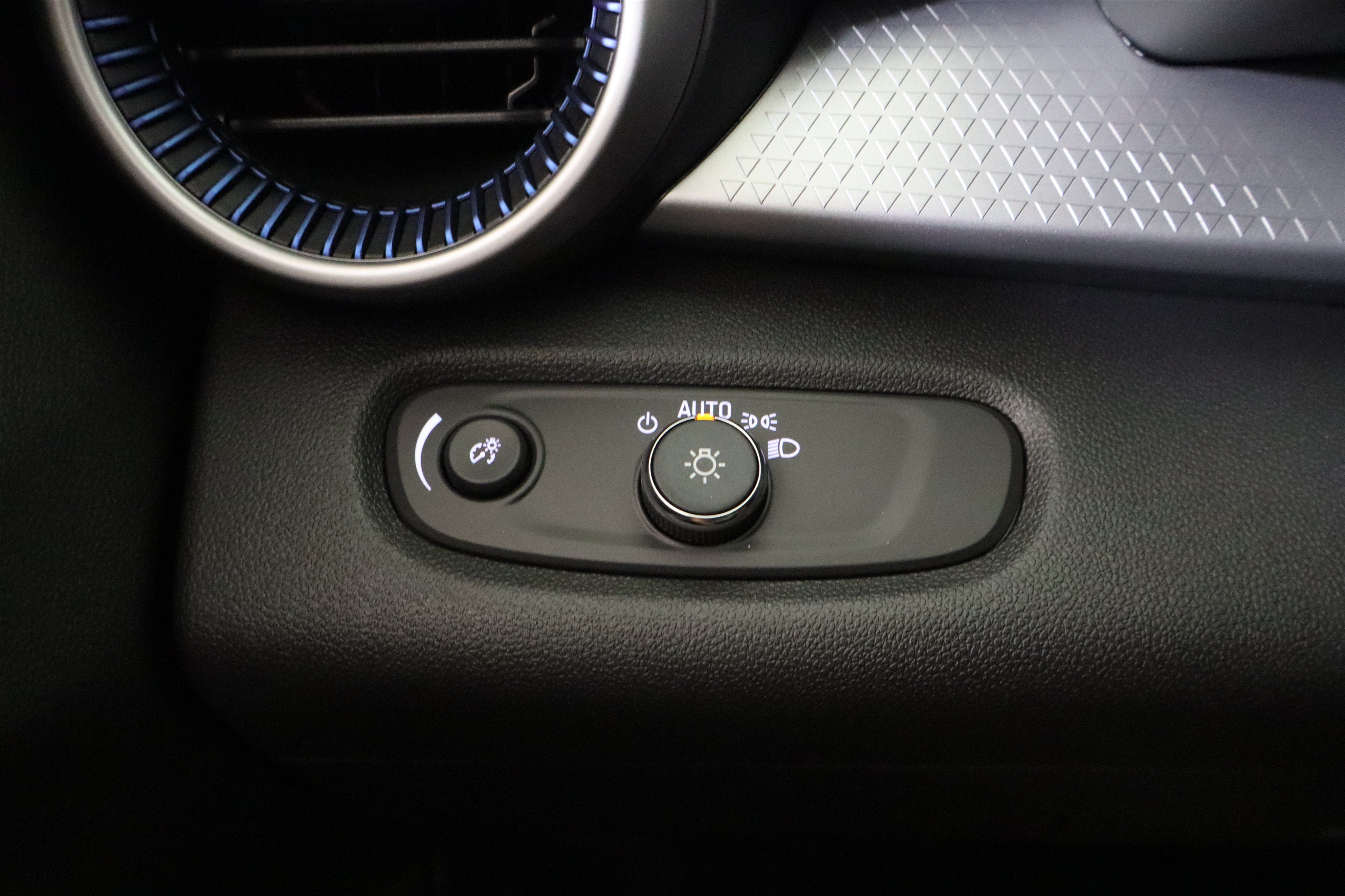 New 2026 Chevrolet Trax LS w/ LS Convenience Package FWD image 33