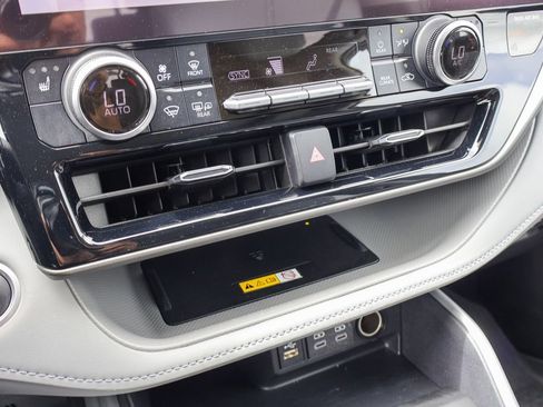 Used 2024 Toyota Highlander XLE image 16